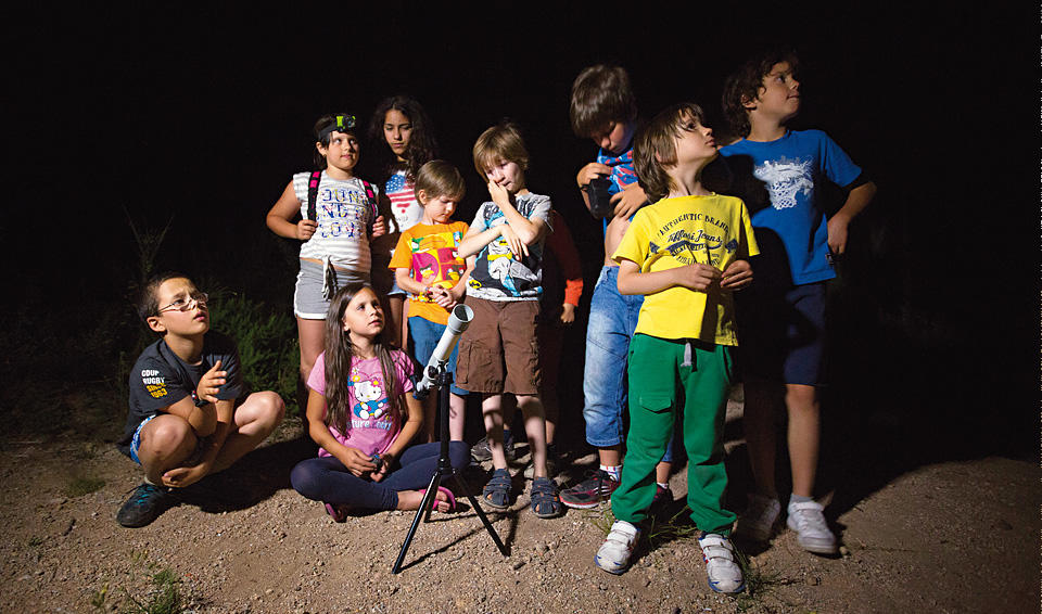 À noite, a observação das estrelas, num céu cheio delas.