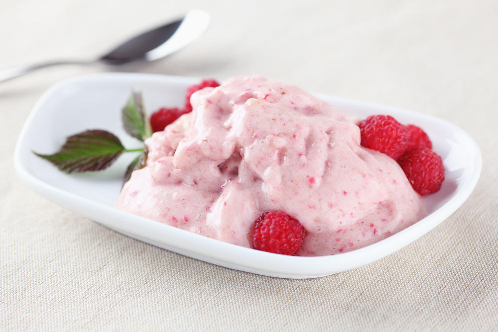 gelado de banana e frutos vermelhos
