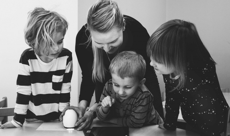 1_children-family-indoors-1028009