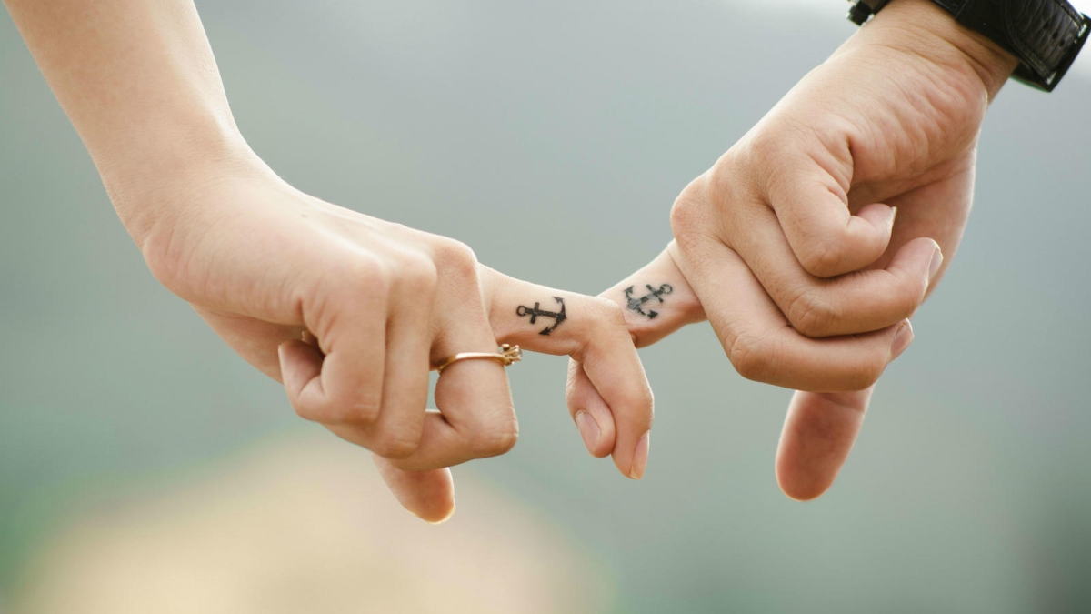 anchor-couple-fingers-38870