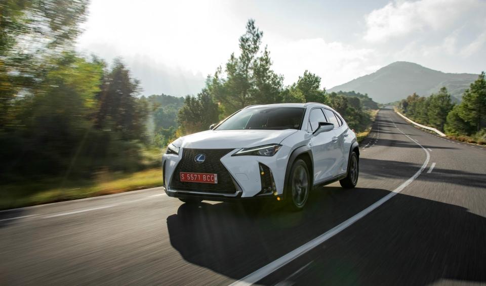 _2019-lexus-ux-250h-white-dyn-28-