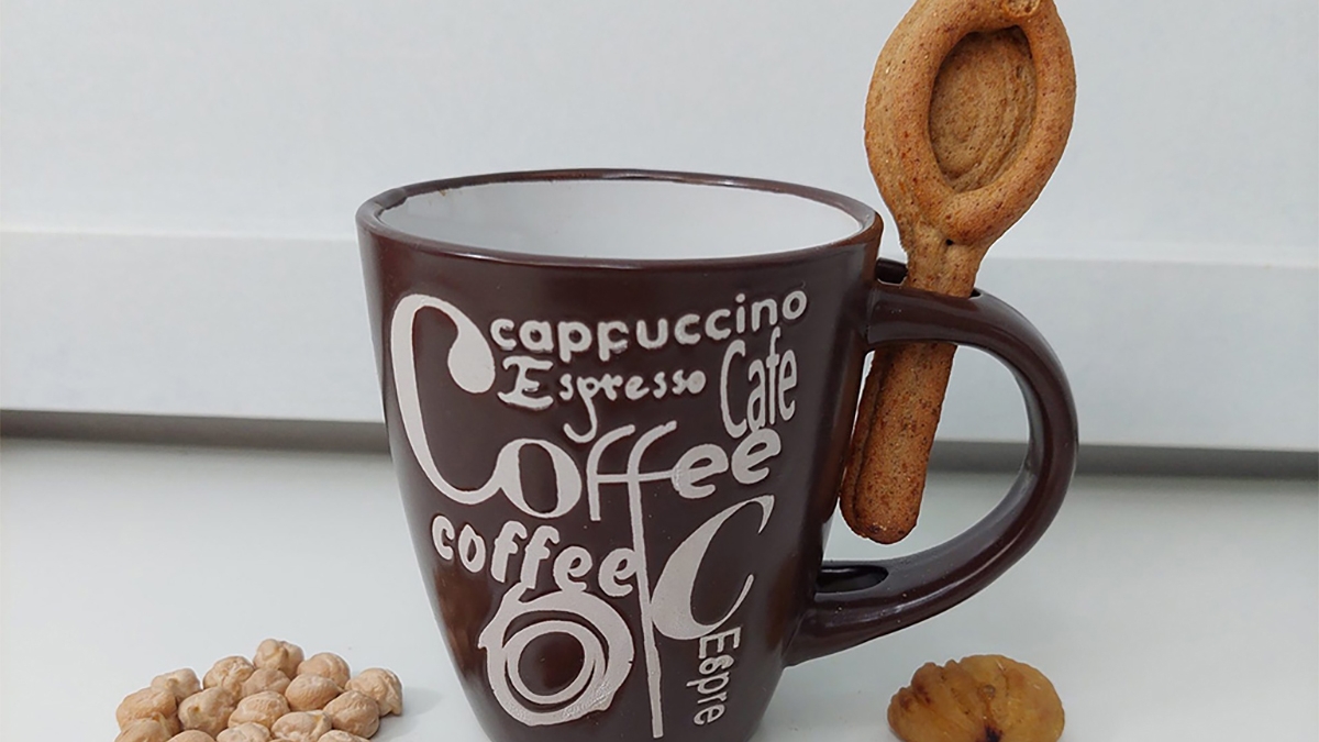 Spoon-eat , uma colher de bolacha para comer depois de mexer o café