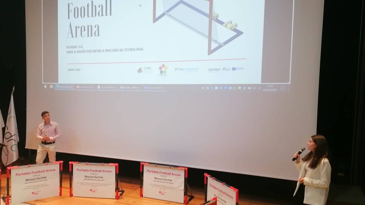 Alunos criaram arena de futebol portátil para facilitar treinos